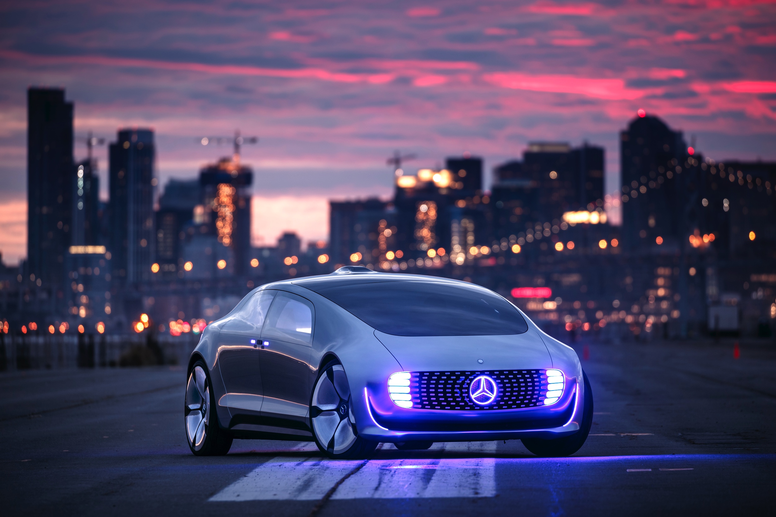 Met de Mercedes-Benz F 015 Luxury in Motion conceptcar laat Mercedes zien hoe autonoom rijden er in 2030 uit moet komen te zien. In San Francisco stapten we in en lieten de auto het werk doen.