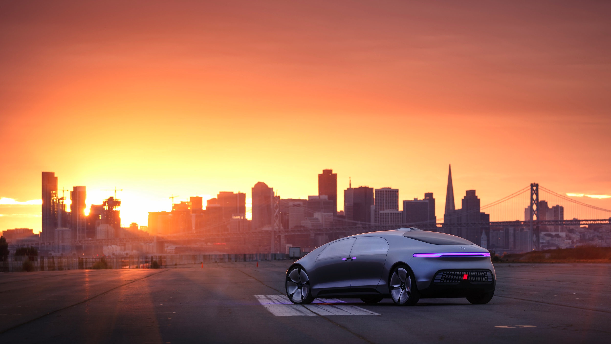 Met de Mercedes-Benz F 015 Luxury in Motion conceptcar laat Mercedes zien hoe autonoom rijden er in 2030 uit moet komen te zien. In San Francisco stapten we in en lieten de auto het werk doen.
