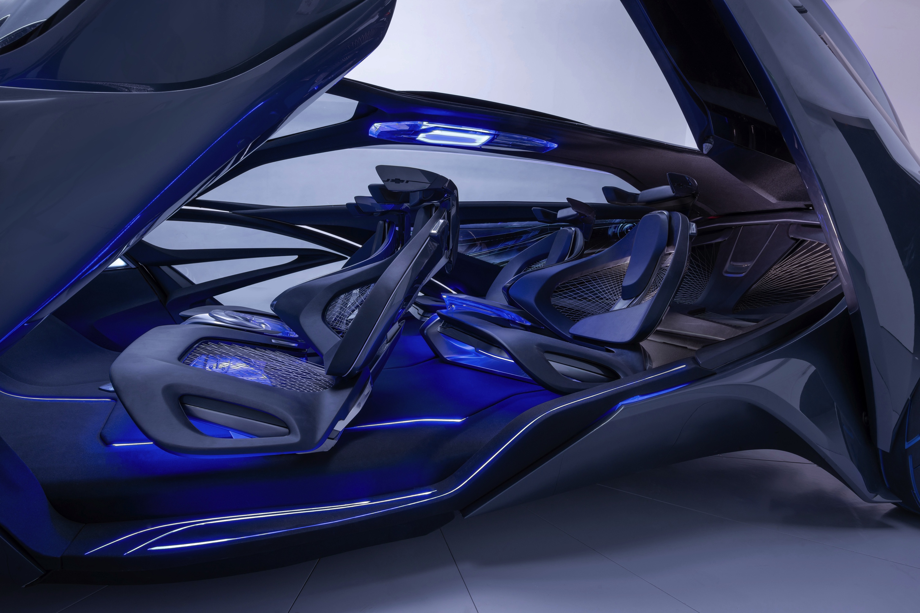 Dus jij dacht dat de Mercedes-Benz F 015 Luxury in Motion extreme vormgeving had? Maak kennis met Chevrolets visie op autonoom rijden. Dit is de FNR Concept.