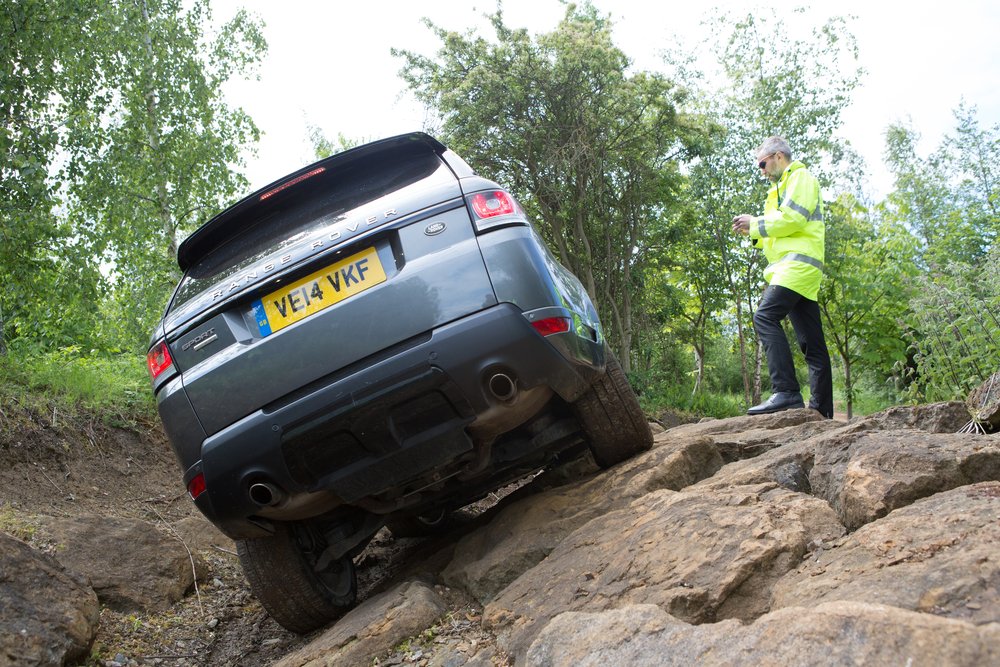 Land Rover onthult Range Rover Sport studiemodel met autonome rijfuncties voor onroad, parkeren en offroad.