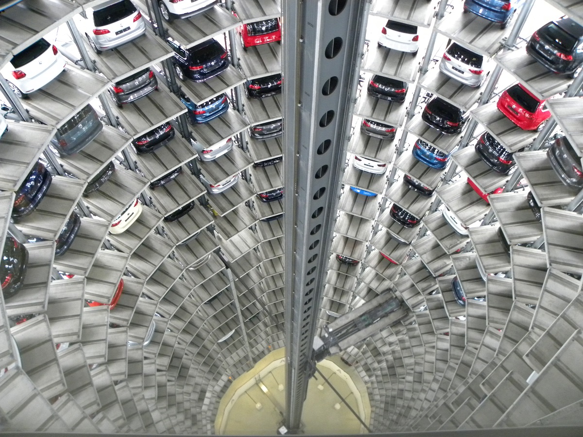 Autostadt is de plek waar de Volkswagen-groep het begrip merkbeleving tot uiting brengt. Wij namen er een kijkje en zochten uit of het alleen voor VAG-liefhebbers is of dat iedereen geweest moet zijn.