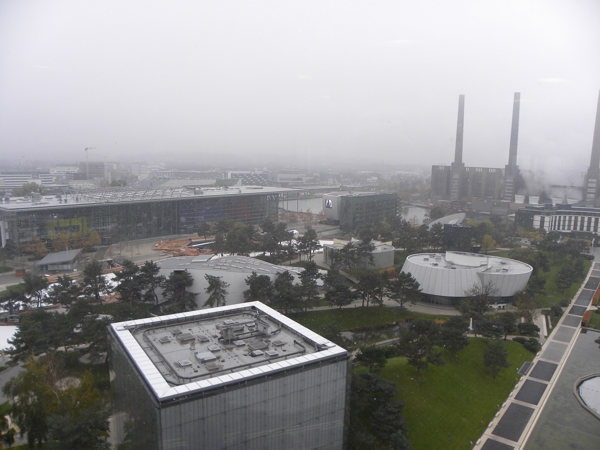 Autostadt is de plek waar de Volkswagen-groep het begrip merkbeleving tot uiting brengt. Wij namen er een kijkje en zochten uit of het alleen voor VAG-liefhebbers is of dat iedereen geweest moet zijn.