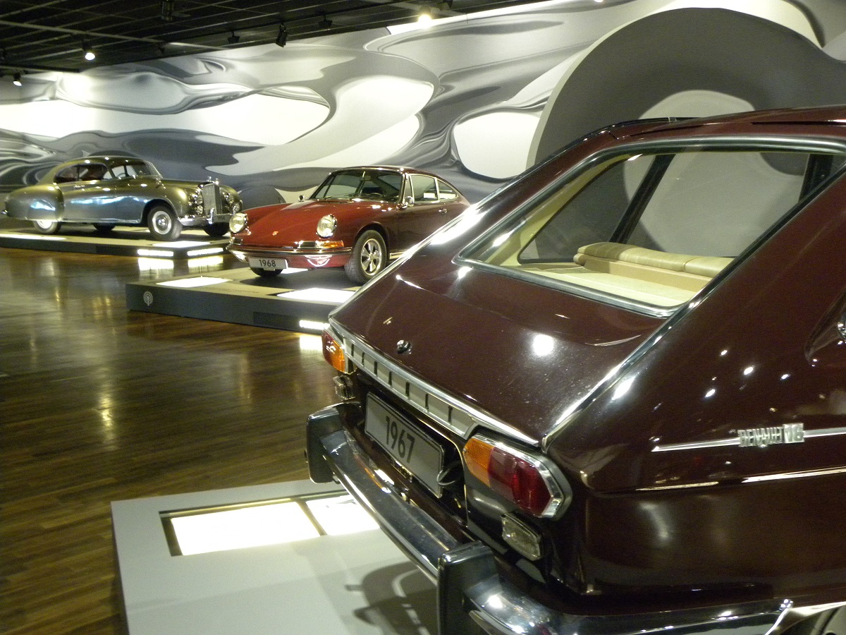 Autostadt is de plek waar de Volkswagen-groep het begrip merkbeleving tot uiting brengt. Wij namen er een kijkje en zochten uit of het alleen voor VAG-liefhebbers is of dat iedereen geweest moet zijn.