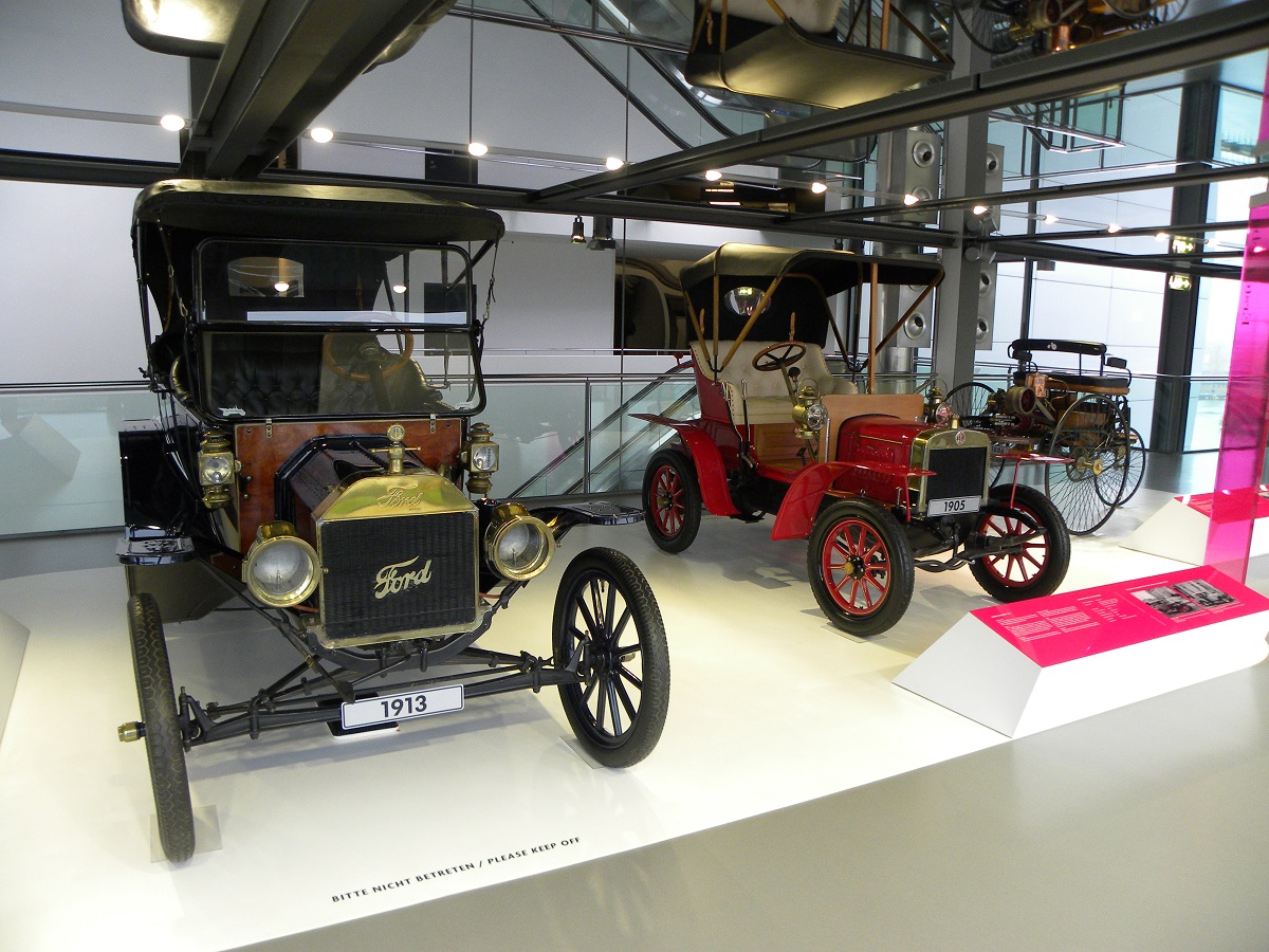 Autostadt is de plek waar de Volkswagen-groep het begrip merkbeleving tot uiting brengt. Wij namen er een kijkje en zochten uit of het alleen voor VAG-liefhebbers is of dat iedereen geweest moet zijn.