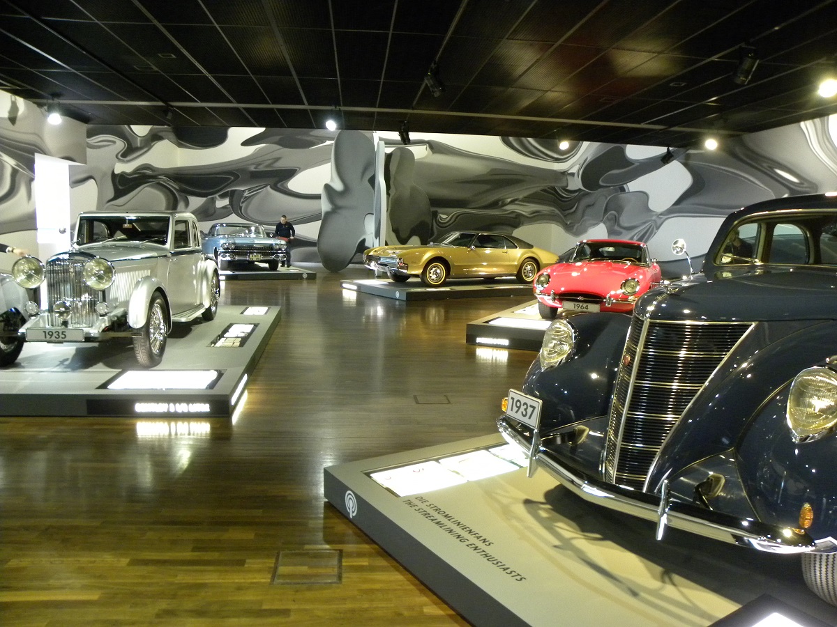 Autostadt is de plek waar de Volkswagen-groep het begrip merkbeleving tot uiting brengt. Wij namen er een kijkje en zochten uit of het alleen voor VAG-liefhebbers is of dat iedereen geweest moet zijn.