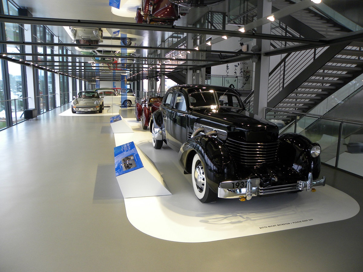 Autostadt is de plek waar de Volkswagen-groep het begrip merkbeleving tot uiting brengt. Wij namen er een kijkje en zochten uit of het alleen voor VAG-liefhebbers is of dat iedereen geweest moet zijn.