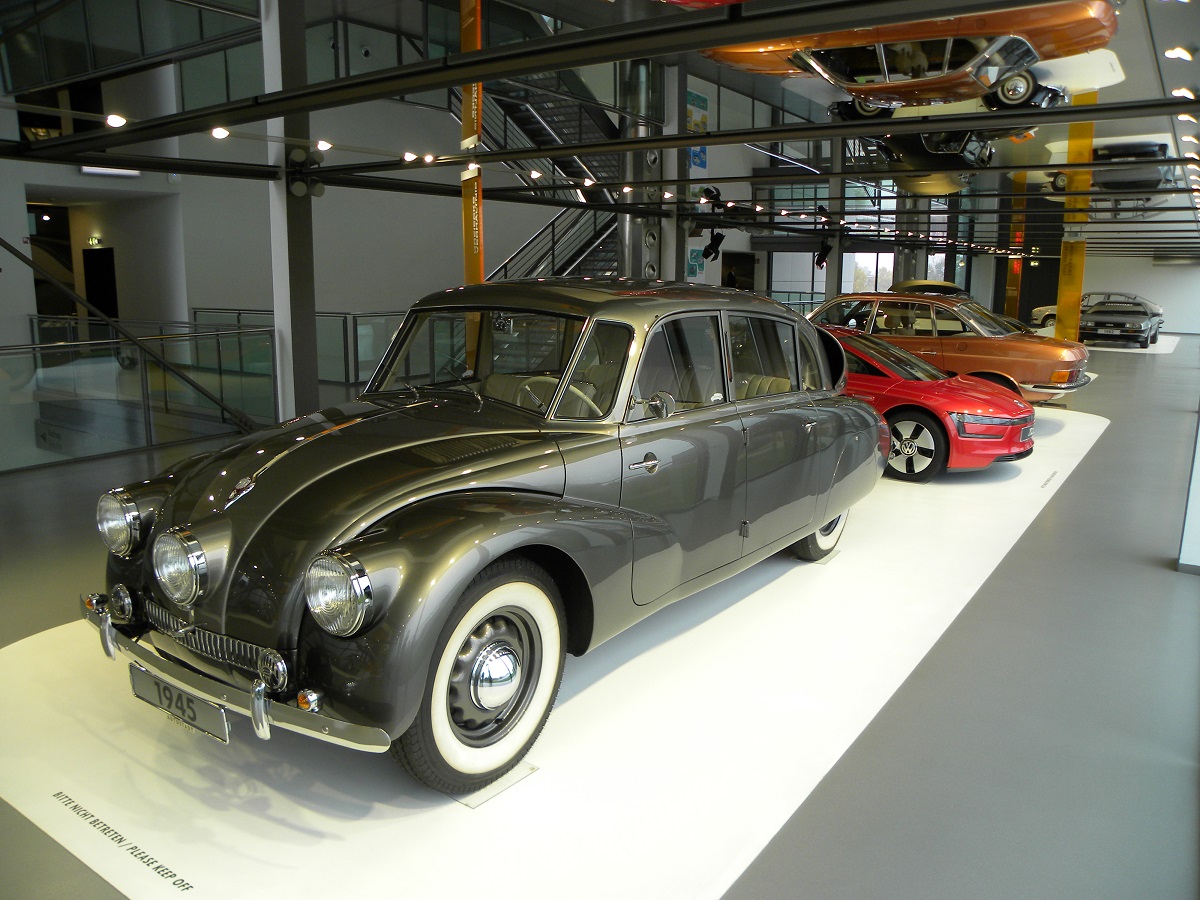 Autostadt is de plek waar de Volkswagen-groep het begrip merkbeleving tot uiting brengt. Wij namen er een kijkje en zochten uit of het alleen voor VAG-liefhebbers is of dat iedereen geweest moet zijn.