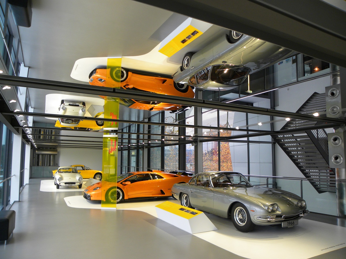 Autostadt is de plek waar de Volkswagen-groep het begrip merkbeleving tot uiting brengt. Wij namen er een kijkje en zochten uit of het alleen voor VAG-liefhebbers is of dat iedereen geweest moet zijn.