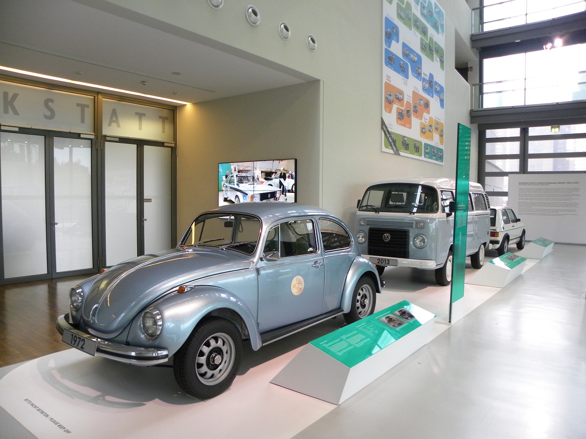 Autostadt is de plek waar de Volkswagen-groep het begrip merkbeleving tot uiting brengt. Wij namen er een kijkje en zochten uit of het alleen voor VAG-liefhebbers is of dat iedereen geweest moet zijn.