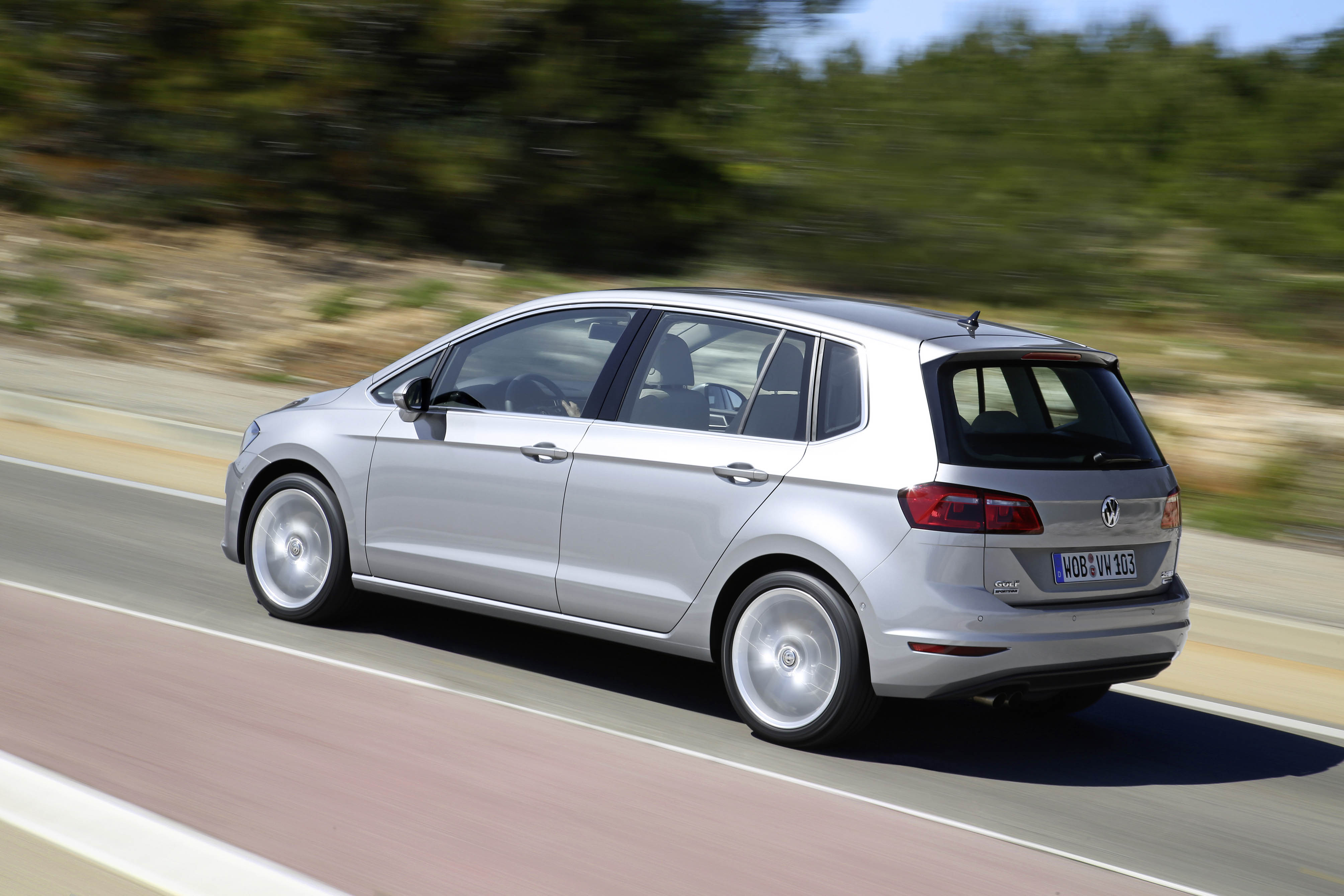 Autoverkopen 2015 in mei opnieuw gedaald. De prognose voor heel 2015 ligt nog altijd op 390.000 tot 410.000 nieuw verkochte auto's.