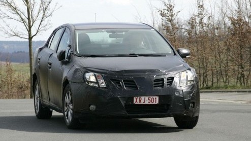 Het was al bekend dat de Toyota Avensis nu na vijf jaar op het punt staat te worden afgelost. Uiteraard staat zowel een sedan als een stationwagon op de planning, maar die laatste volgt een half jaar 