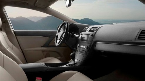 Eind deze week staat de nieuwe Toyota Avensis bij de dealer. Deze totaal vernieuwde Japanner verschijnt als sedan en Wagon, met nieuwe zuinige benzine- en dieselmotoren en desgewenst boordevol veiligh