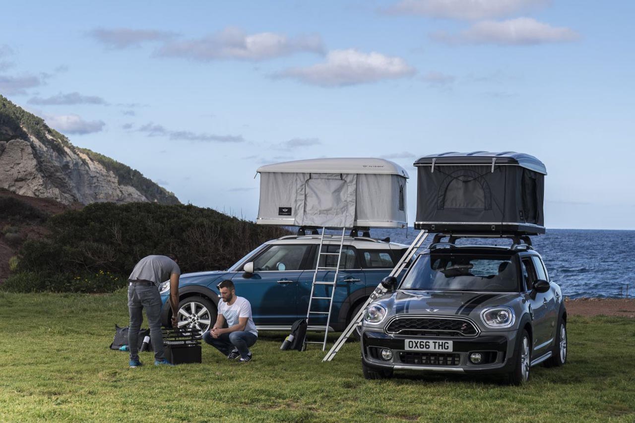 Mini heeft de firma Autohome de Airtop ontwikkeld, een uitklapbare tent voor op het dak van de Countryman.
