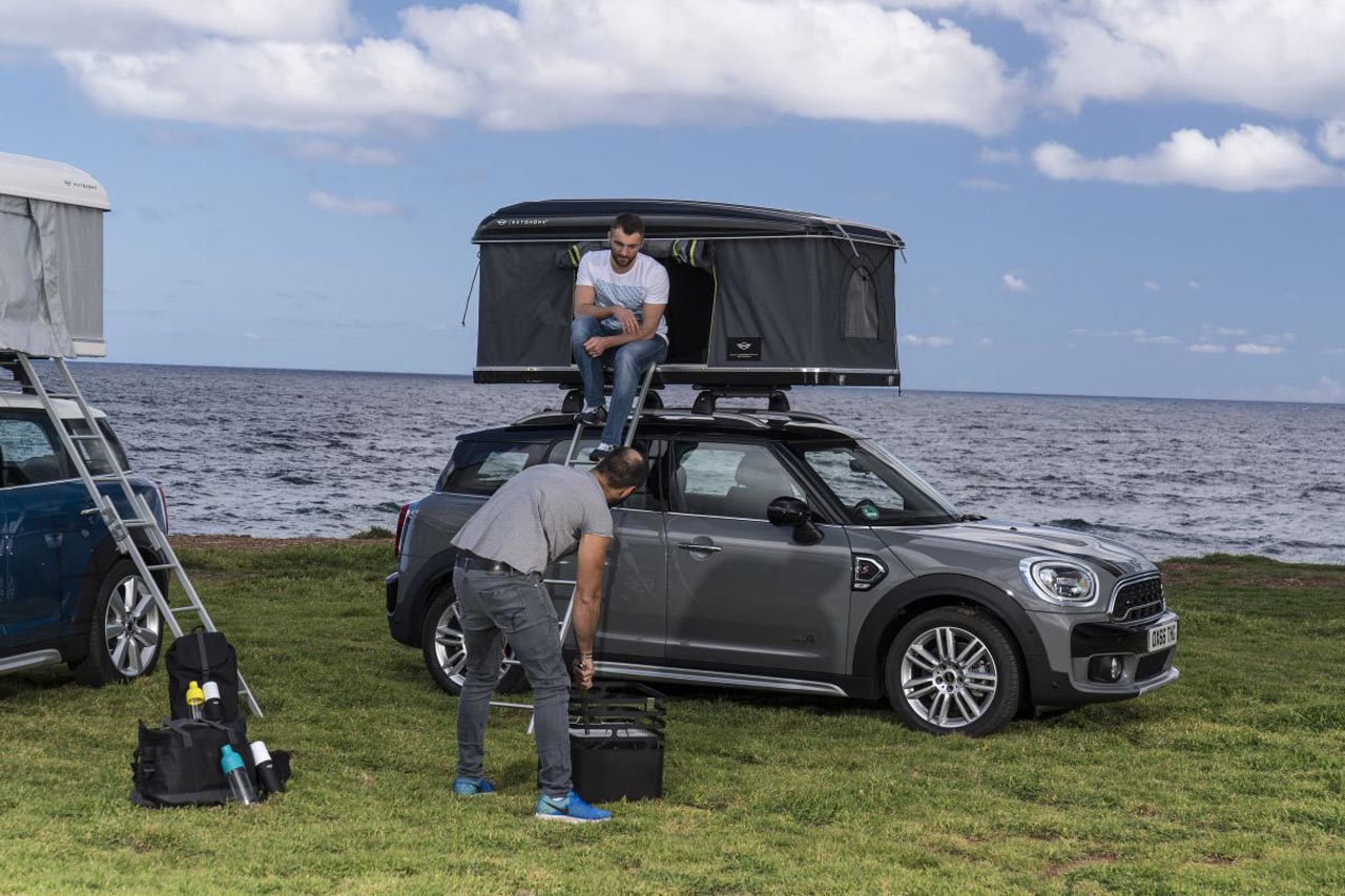 Mini heeft de firma Autohome de Airtop ontwikkeld, een uitklapbare tent voor op het dak van de Countryman.