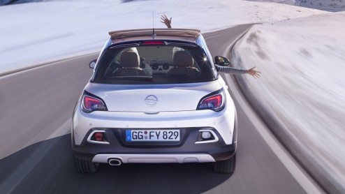Opel heeft de Adam Rocks onthuld. In feite een allroad-versie van de Adam met een zomers tintje. Het stoffen dak kan namelijk tot de C-stijl geopend worden.