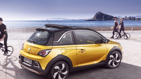 Opel heeft de Adam Rocks onthuld. In feite een allroad-versie van de Adam met een zomers tintje. Het stoffen dak kan namelijk tot de C-stijl geopend worden.