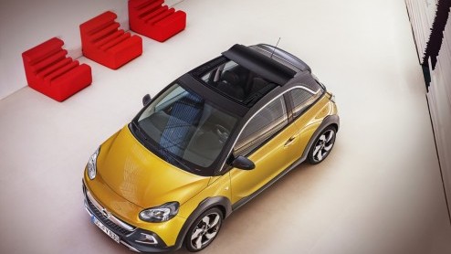 Opel heeft de Adam Rocks onthuld. In feite een allroad-versie van de Adam met een zomers tintje. Het stoffen dak kan namelijk tot de C-stijl geopend worden.