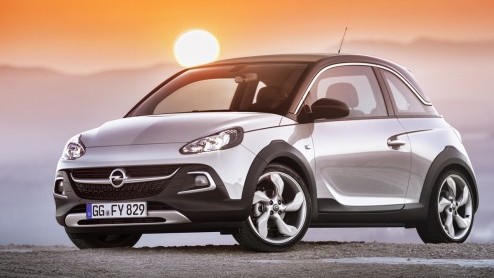 Opel heeft de Adam Rocks onthuld. In feite een allroad-versie van de Adam met een zomers tintje. Het stoffen dak kan namelijk tot de C-stijl geopend worden.