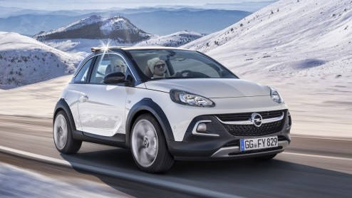 Opel heeft de Adam Rocks onthuld. In feite een allroad-versie van de Adam met een zomers tintje. Het stoffen dak kan namelijk tot de C-stijl geopend worden.