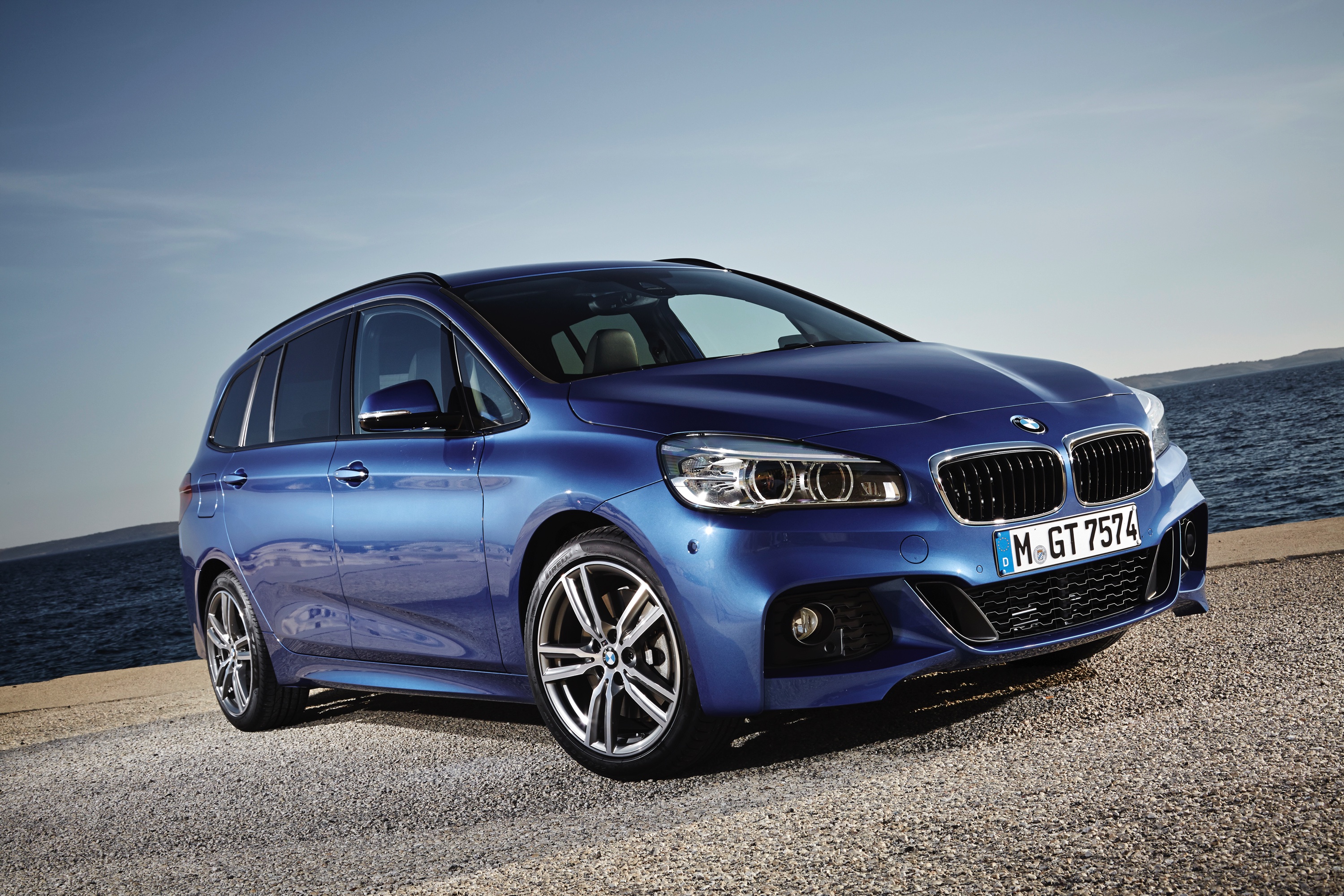 Hij staat op het platform van de nieuwe Mini en heeft de motor van de Mini Cooper S. Toch is de BMW 2 Serie Gran Tourer veel meer dan een bijzonder corpulente Mini met zeven zitplaatsen, blijkt tijden