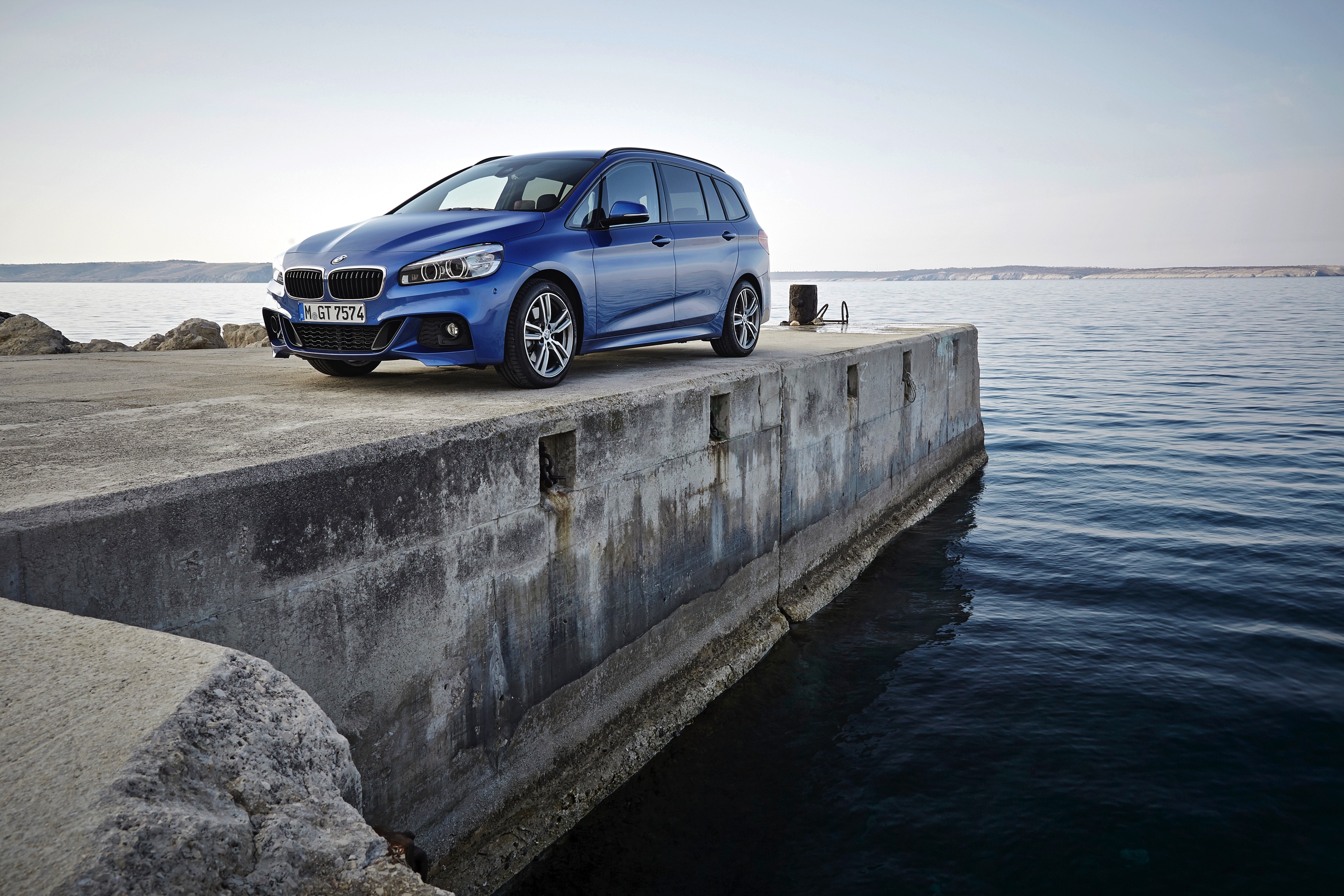 Hij staat op het platform van de nieuwe Mini en heeft de motor van de Mini Cooper S. Toch is de BMW 2 Serie Gran Tourer veel meer dan een bijzonder corpulente Mini met zeven zitplaatsen, blijkt tijden