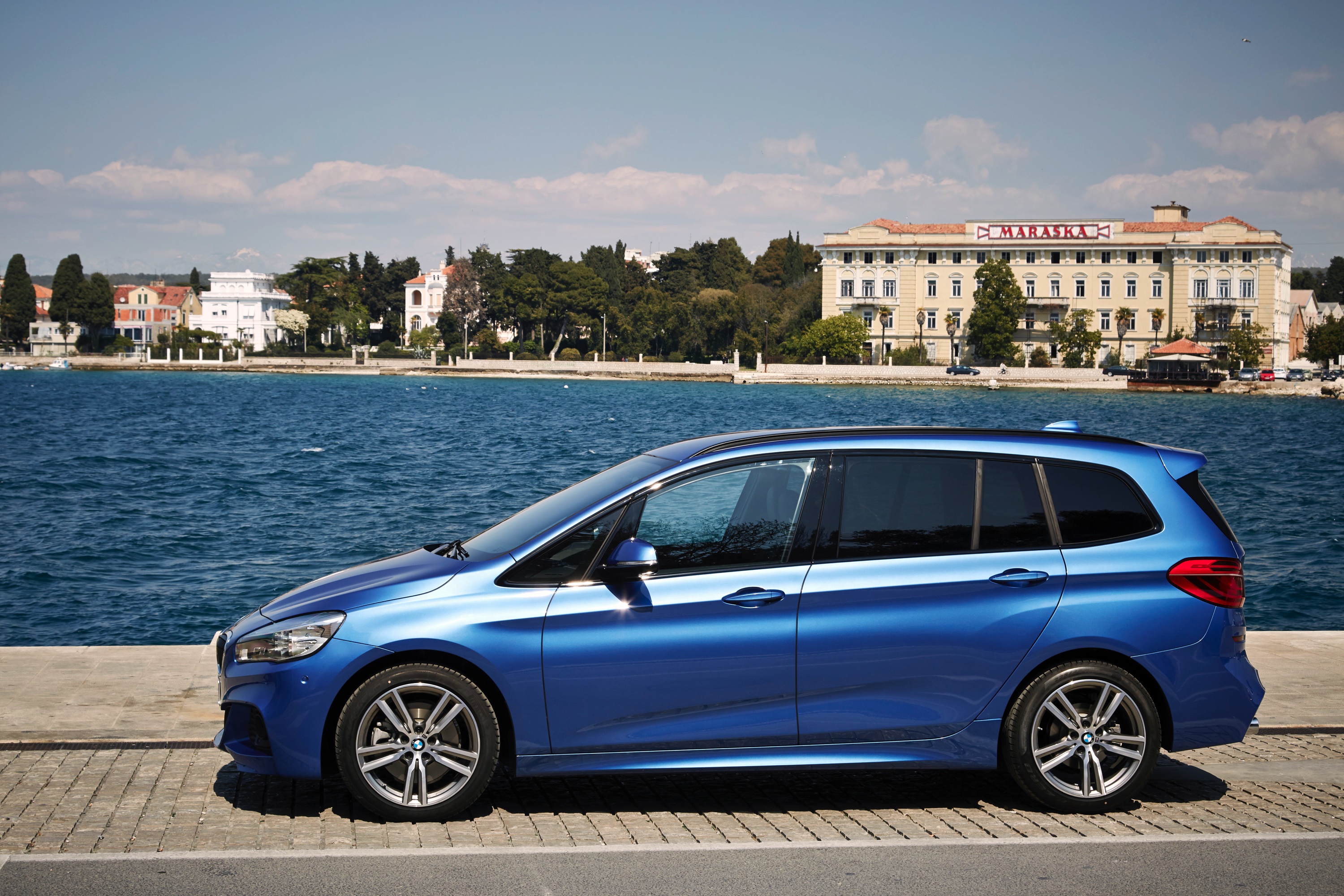 Hij staat op het platform van de nieuwe Mini en heeft de motor van de Mini Cooper S. Toch is de BMW 2 Serie Gran Tourer veel meer dan een bijzonder corpulente Mini met zeven zitplaatsen, blijkt tijden