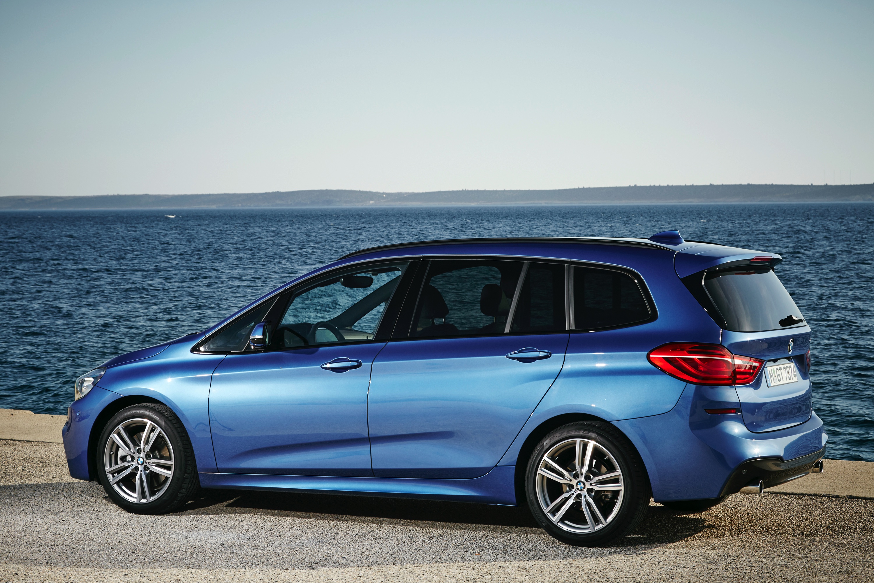 Hij staat op het platform van de nieuwe Mini en heeft de motor van de Mini Cooper S. Toch is de BMW 2 Serie Gran Tourer veel meer dan een bijzonder corpulente Mini met zeven zitplaatsen, blijkt tijden