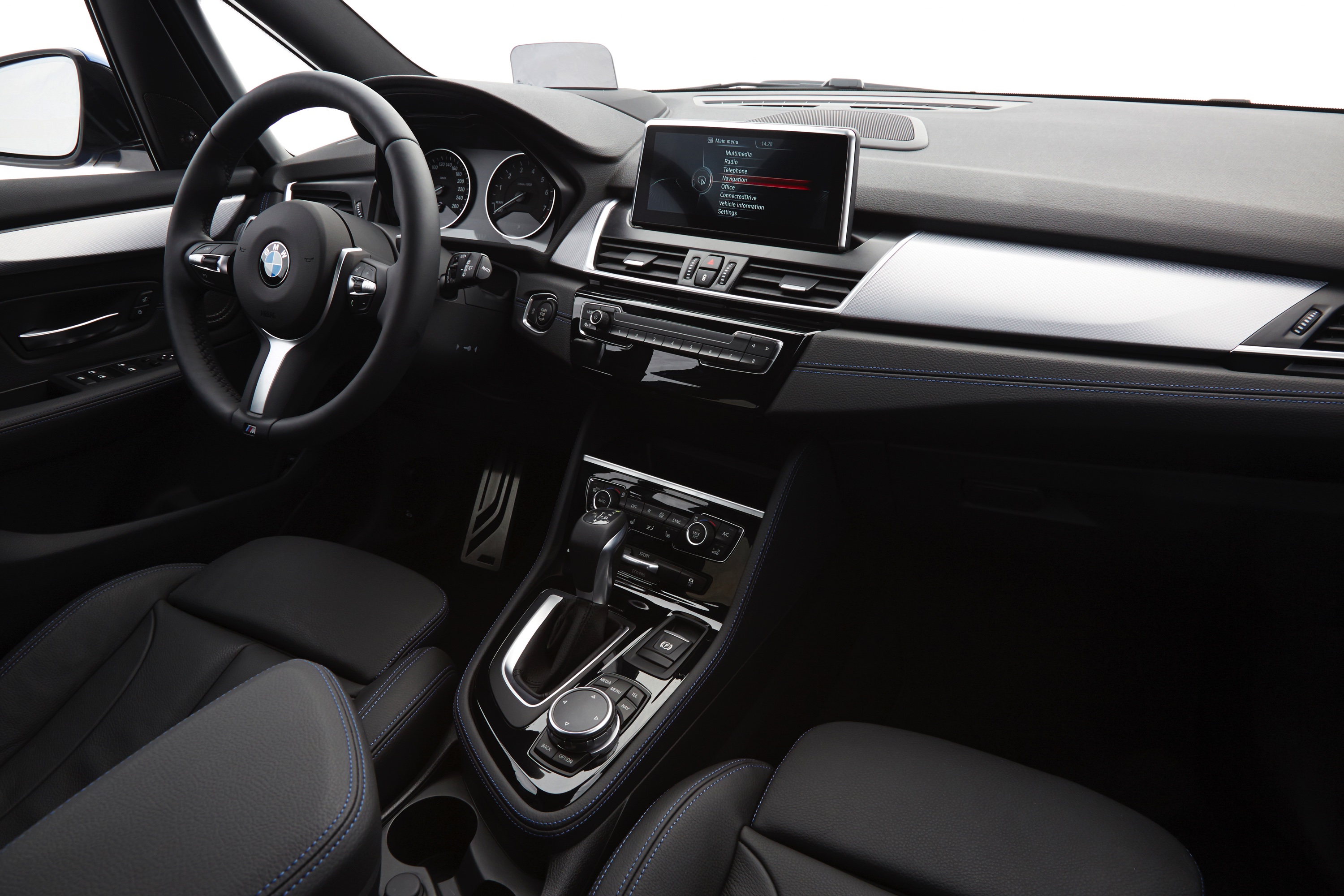 Hij staat op het platform van de nieuwe Mini en heeft de motor van de Mini Cooper S. Toch is de BMW 2 Serie Gran Tourer veel meer dan een bijzonder corpulente Mini met zeven zitplaatsen, blijkt tijden