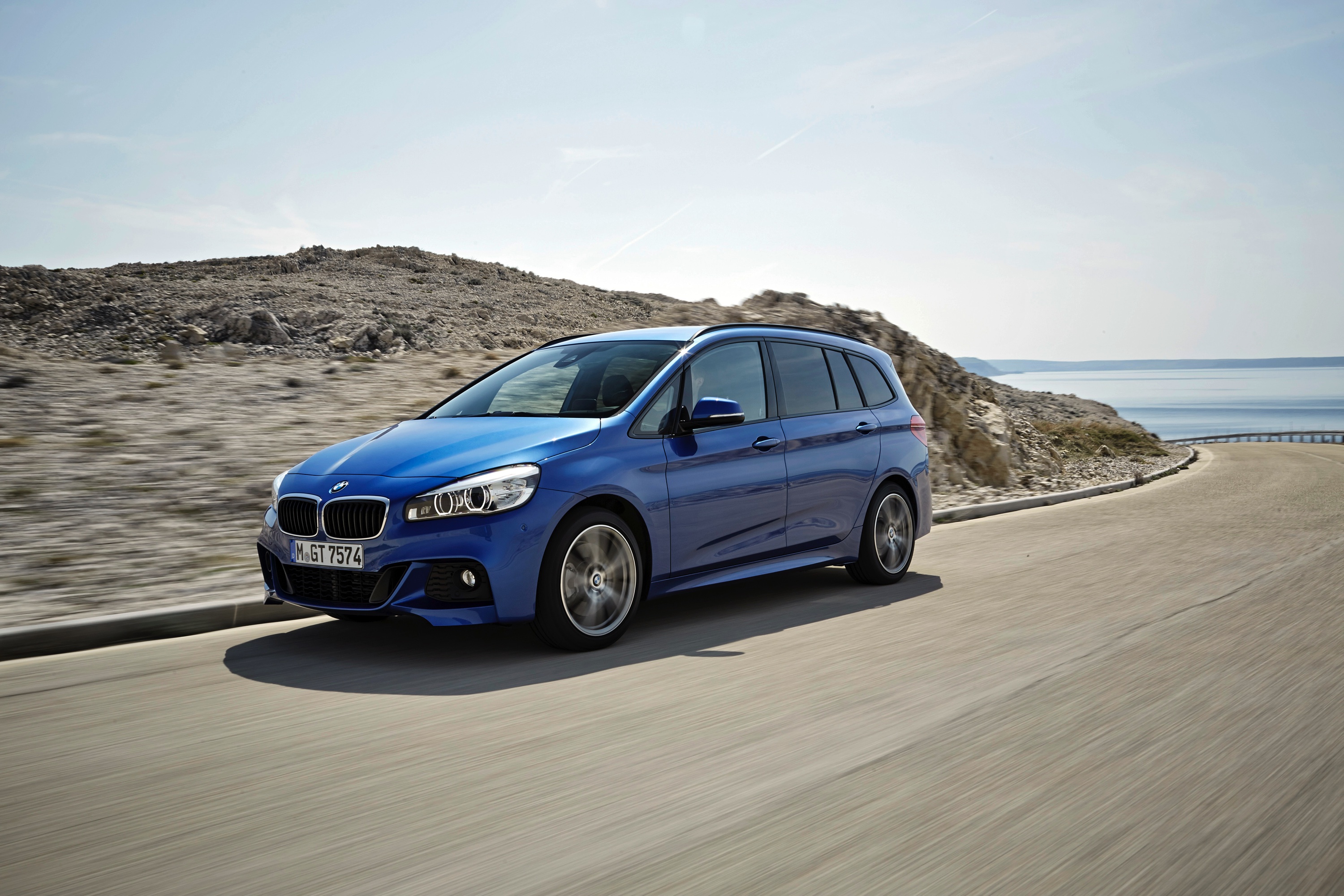 Hij staat op het platform van de nieuwe Mini en heeft de motor van de Mini Cooper S. Toch is de BMW 2 Serie Gran Tourer veel meer dan een bijzonder corpulente Mini met zeven zitplaatsen, blijkt tijden