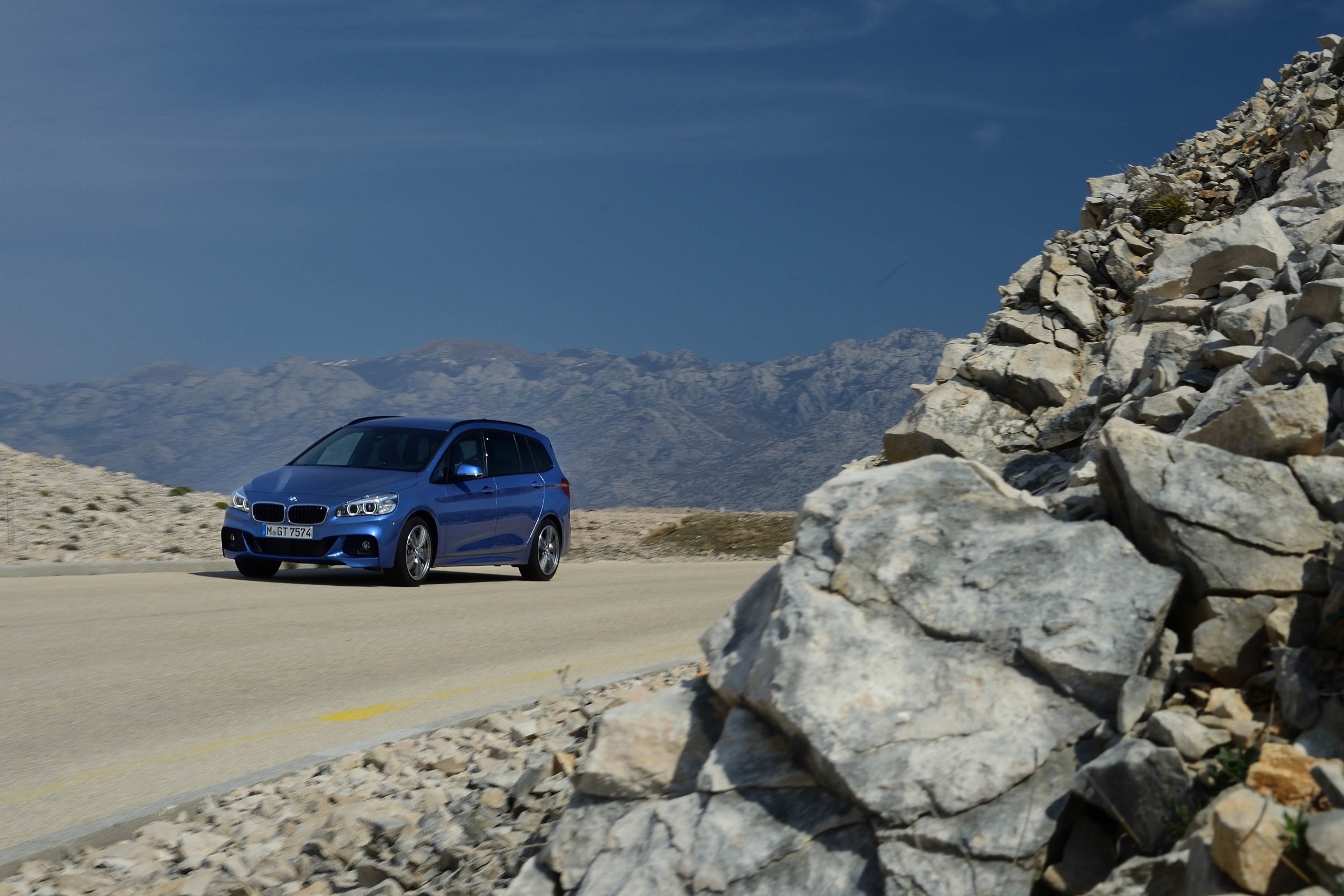 Hij staat op het platform van de nieuwe Mini en heeft de motor van de Mini Cooper S. Toch is de BMW 2 Serie Gran Tourer veel meer dan een bijzonder corpulente Mini met zeven zitplaatsen, blijkt tijden