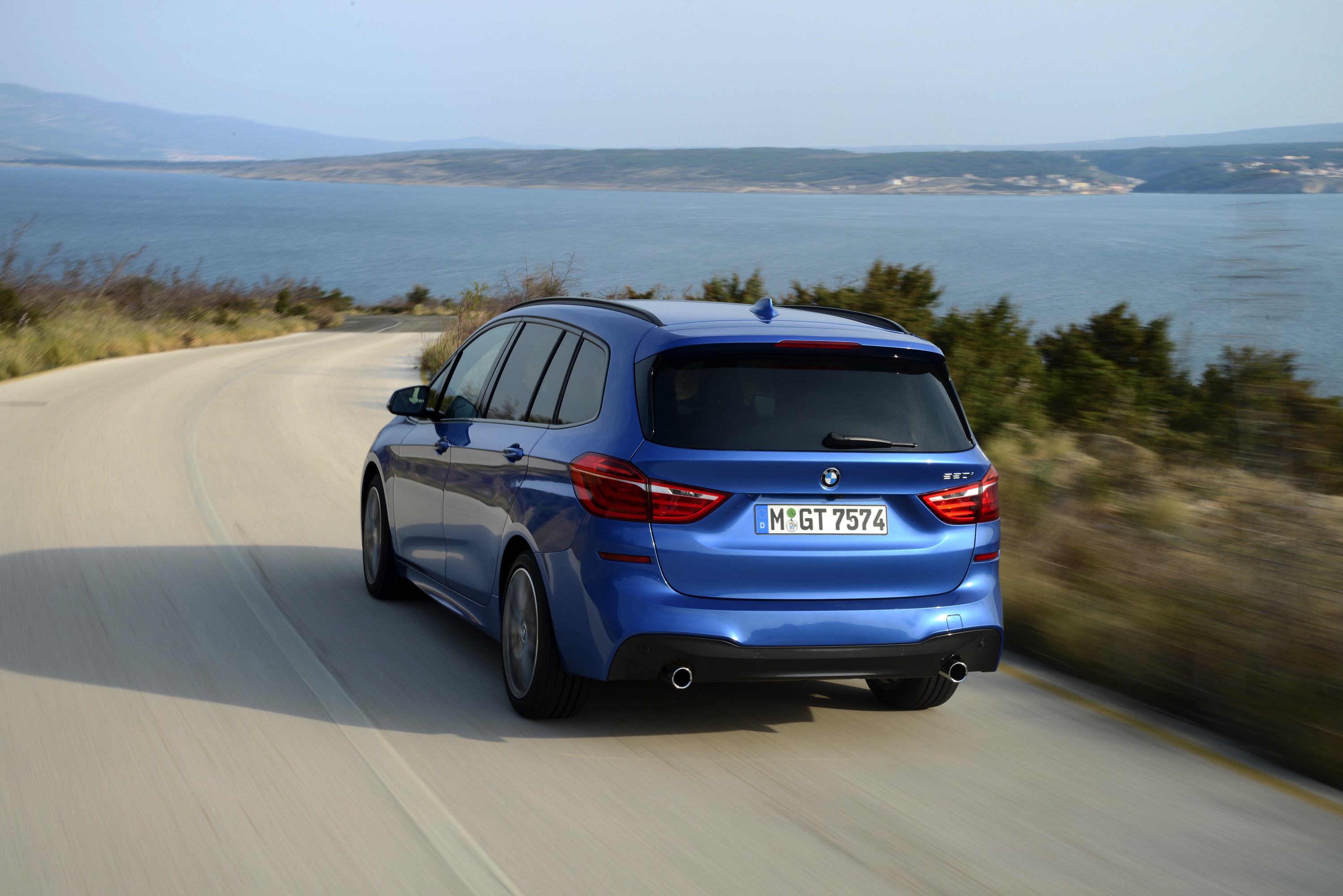 Hij staat op het platform van de nieuwe Mini en heeft de motor van de Mini Cooper S. Toch is de BMW 2 Serie Gran Tourer veel meer dan een bijzonder corpulente Mini met zeven zitplaatsen, blijkt tijden