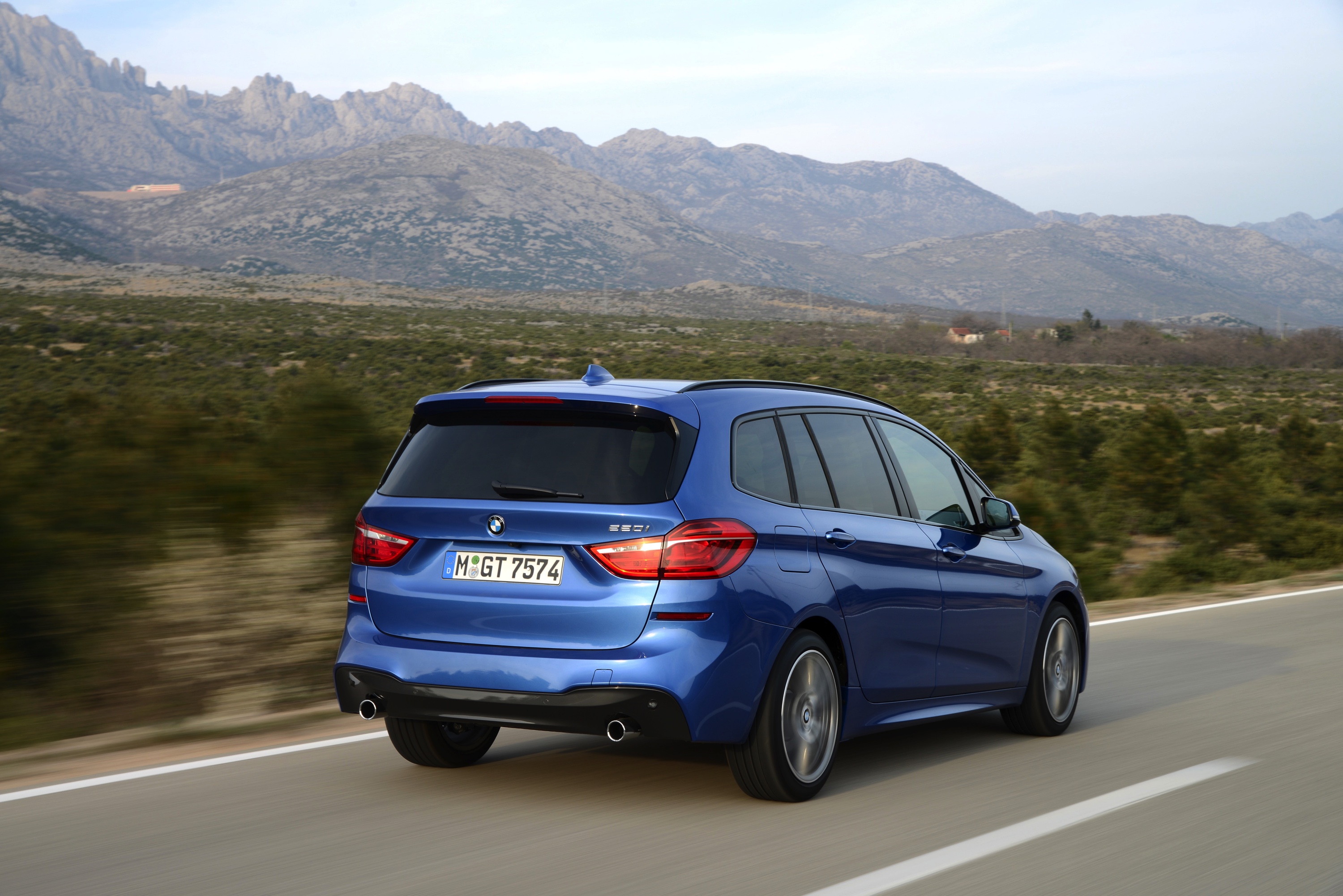 Hij staat op het platform van de nieuwe Mini en heeft de motor van de Mini Cooper S. Toch is de BMW 2 Serie Gran Tourer veel meer dan een bijzonder corpulente Mini met zeven zitplaatsen, blijkt tijden