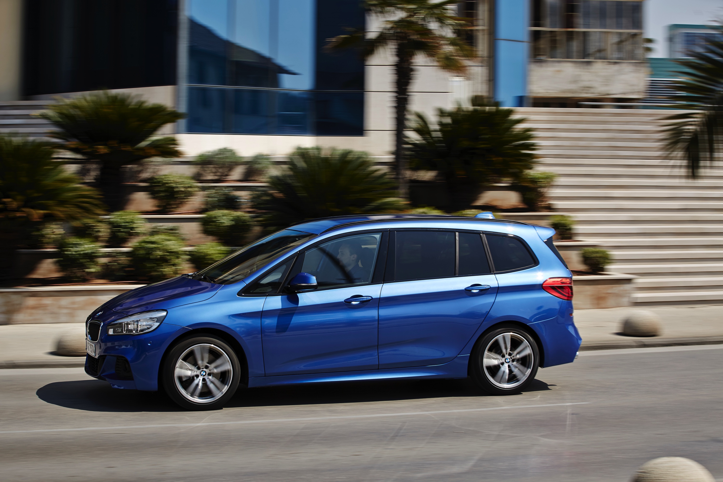 Hij staat op het platform van de nieuwe Mini en heeft de motor van de Mini Cooper S. Toch is de BMW 2 Serie Gran Tourer veel meer dan een bijzonder corpulente Mini met zeven zitplaatsen, blijkt tijden