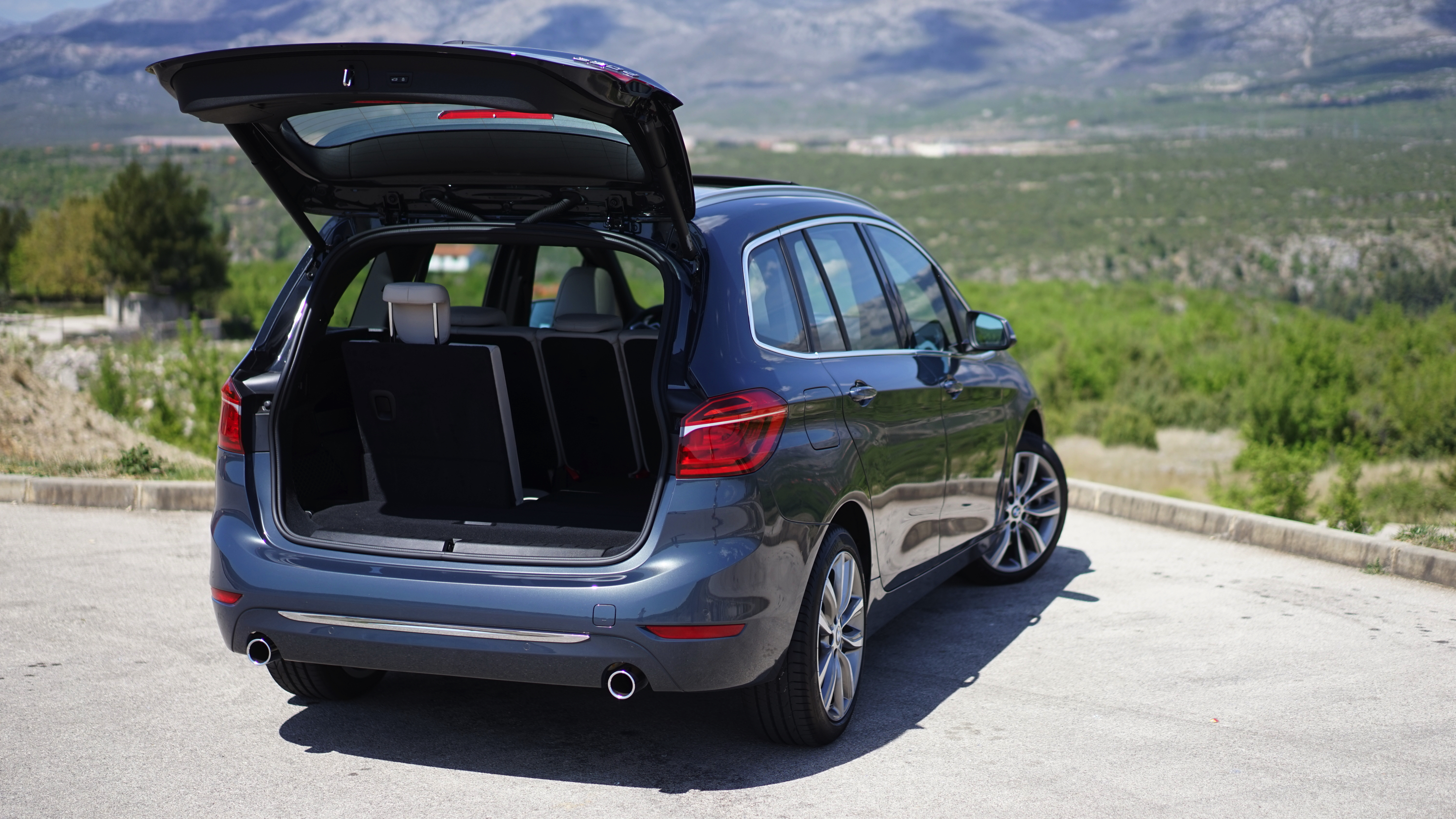 Hij staat op het platform van de nieuwe Mini en heeft de motor van de Mini Cooper S. Toch is de BMW 2 Serie Gran Tourer veel meer dan een bijzonder corpulente Mini met zeven zitplaatsen, blijkt tijden