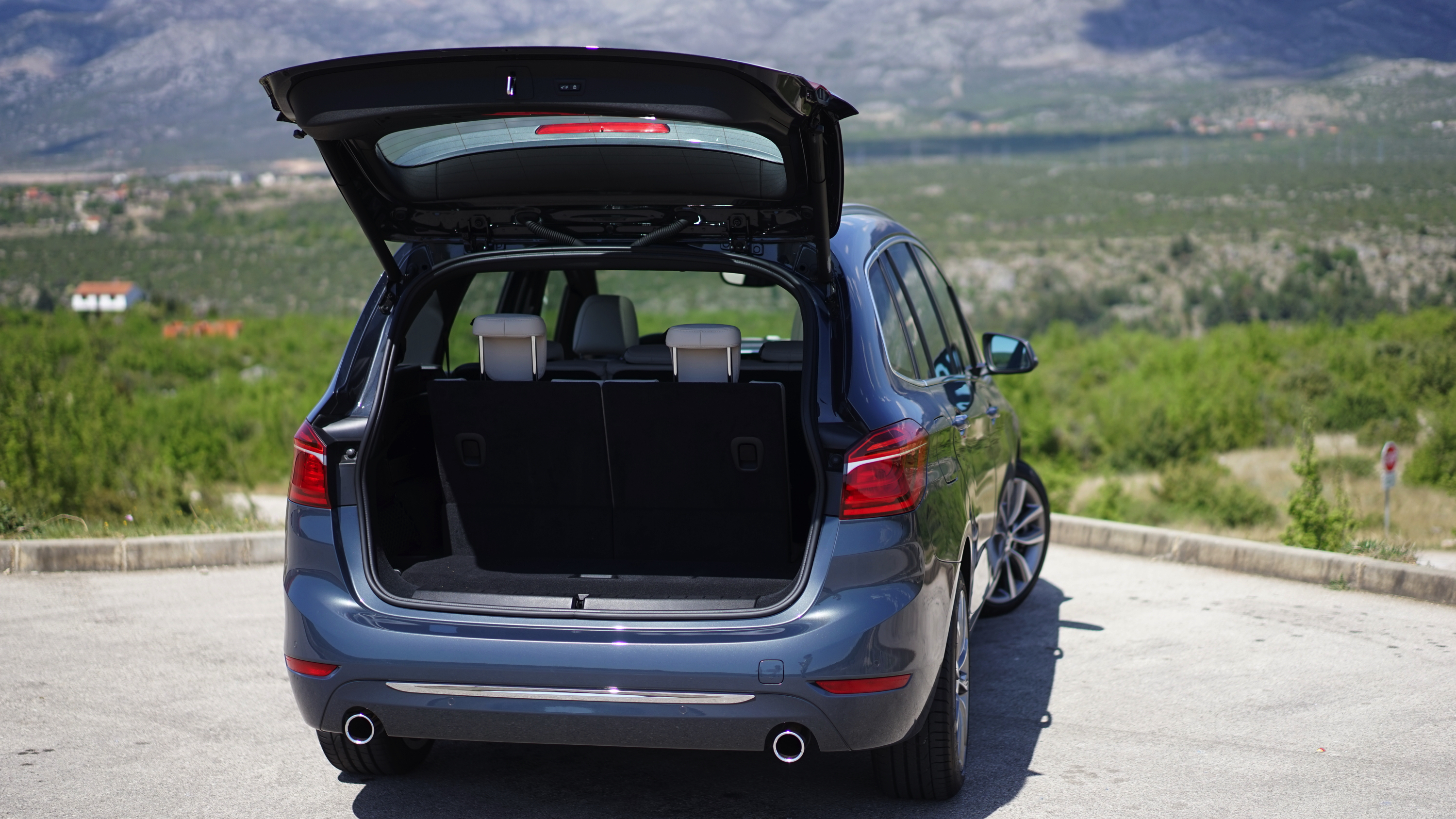 Hij staat op het platform van de nieuwe Mini en heeft de motor van de Mini Cooper S. Toch is de BMW 2 Serie Gran Tourer veel meer dan een bijzonder corpulente Mini met zeven zitplaatsen, blijkt tijden