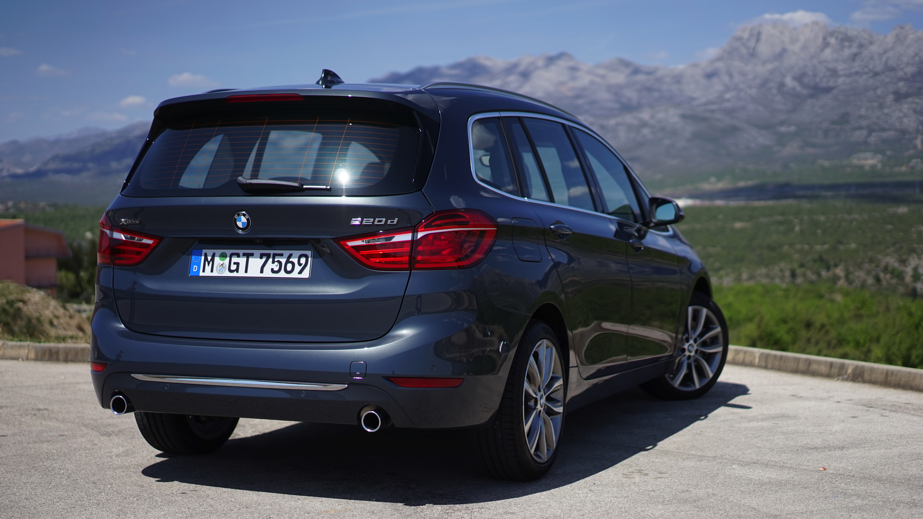 Hij staat op het platform van de nieuwe Mini en heeft de motor van de Mini Cooper S. Toch is de BMW 2 Serie Gran Tourer veel meer dan een bijzonder corpulente Mini met zeven zitplaatsen, blijkt tijden