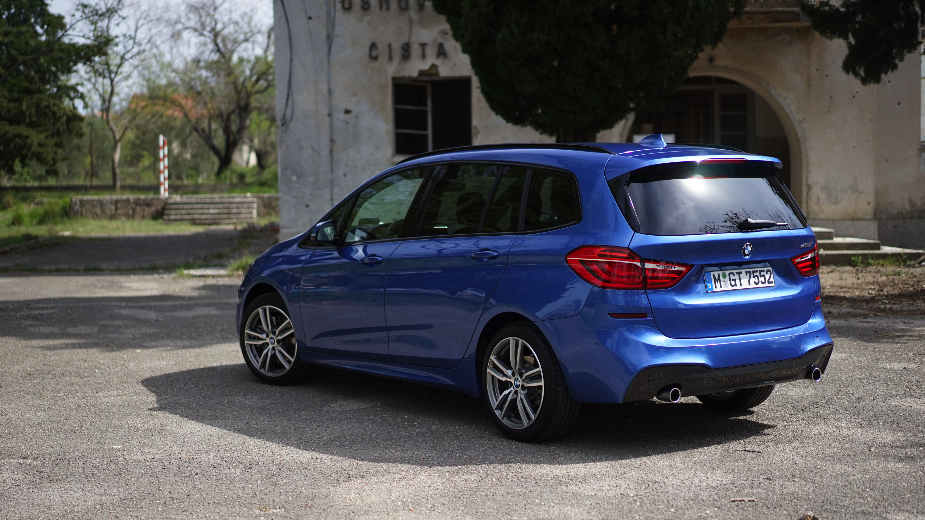 Hij staat op het platform van de nieuwe Mini en heeft de motor van de Mini Cooper S. Toch is de BMW 2 Serie Gran Tourer veel meer dan een bijzonder corpulente Mini met zeven zitplaatsen, blijkt tijden