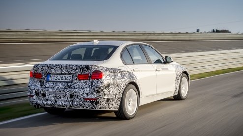 BMW 3 Serie eDrive plug-in hybrid prototype dient zich aan. Dankzij koppeling navigatiesysteem gaat hij slim met energie om. Meer elektrische modellen en waterstofauto's van BMW op de agenda.