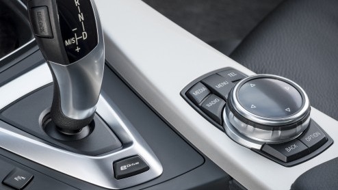 BMW 3 Serie eDrive plug-in hybrid prototype dient zich aan. Dankzij koppeling navigatiesysteem gaat hij slim met energie om. Meer elektrische modellen en waterstofauto's van BMW op de agenda.