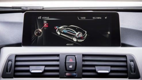 BMW 3 Serie eDrive plug-in hybrid prototype dient zich aan. Dankzij koppeling navigatiesysteem gaat hij slim met energie om. Meer elektrische modellen en waterstofauto's van BMW op de agenda.