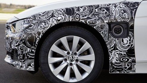 BMW 3 Serie eDrive plug-in hybrid prototype dient zich aan. Dankzij koppeling navigatiesysteem gaat hij slim met energie om. Meer elektrische modellen en waterstofauto's van BMW op de agenda.