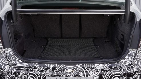 BMW 3 Serie eDrive plug-in hybrid prototype dient zich aan. Dankzij koppeling navigatiesysteem gaat hij slim met energie om. Meer elektrische modellen en waterstofauto's van BMW op de agenda.