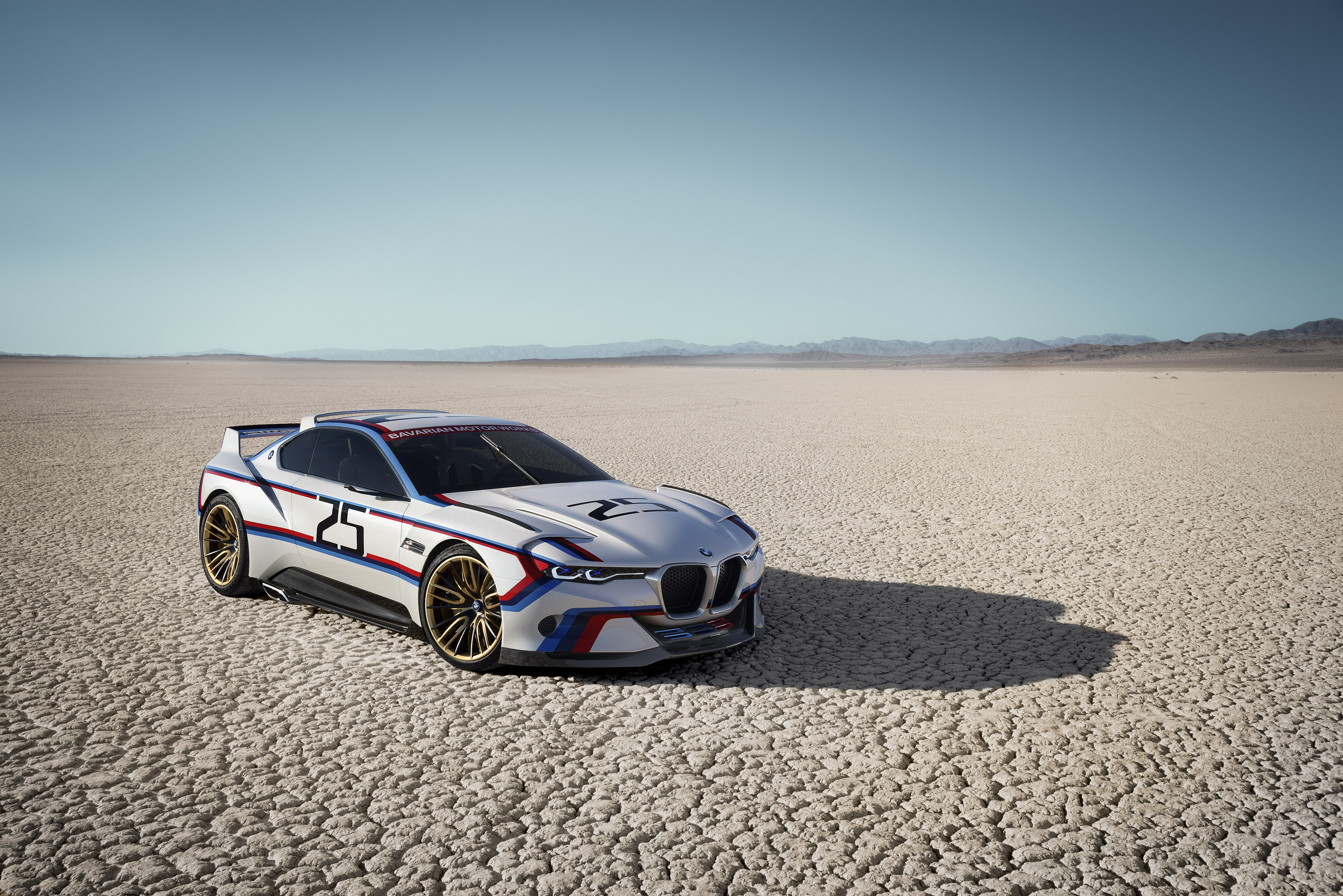 BMW verkoopt dit jaar veertig jaar auto?s in de Verenigde Staten. Reden voor een feestje. BMW trakteert daarom op de BMW 3.0 CSL Hommage R, een eerbetoon aan de 3.0 CSL van weleer.