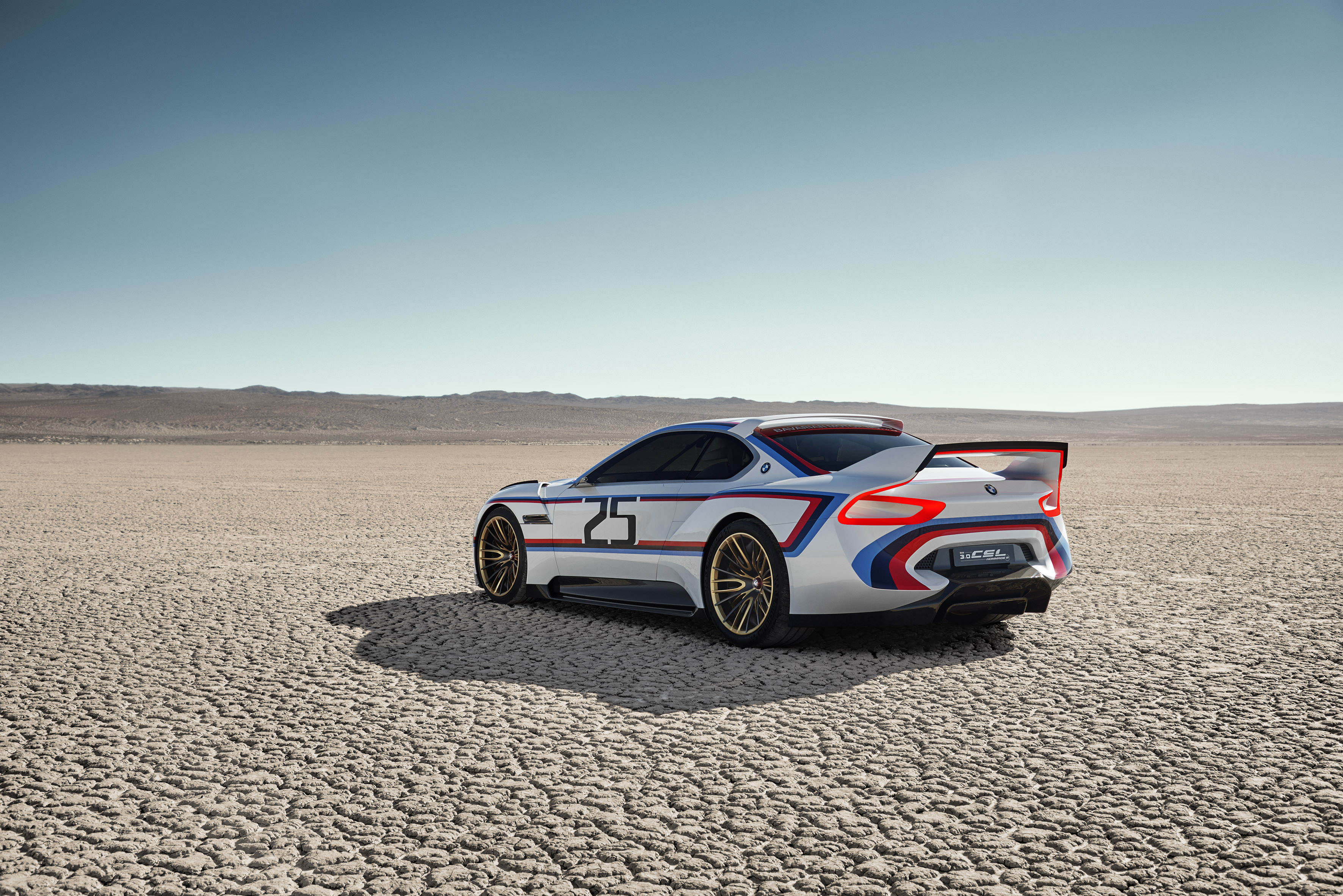BMW verkoopt dit jaar veertig jaar auto?s in de Verenigde Staten. Reden voor een feestje. BMW trakteert daarom op de BMW 3.0 CSL Hommage R, een eerbetoon aan de 3.0 CSL van weleer.