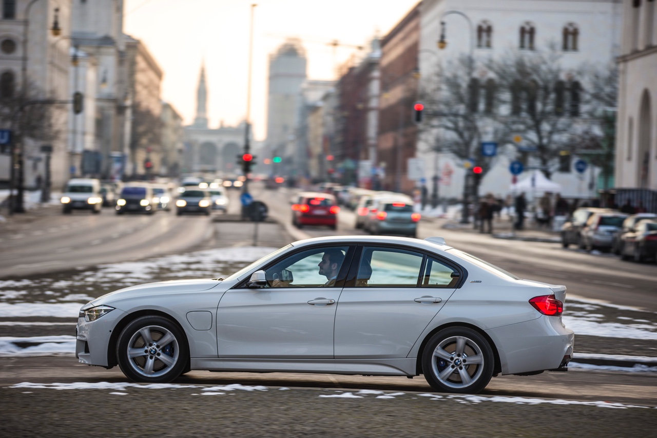 Autotest BMW 330e, de 3 Serie plug-in hybride met 15% bijtelling voor de zakelijke rijder. Een sterk aanbod dankzij zijn goede prijs. In deze rijtest vertellen we waarom de 330 plug-in hybride OK is.