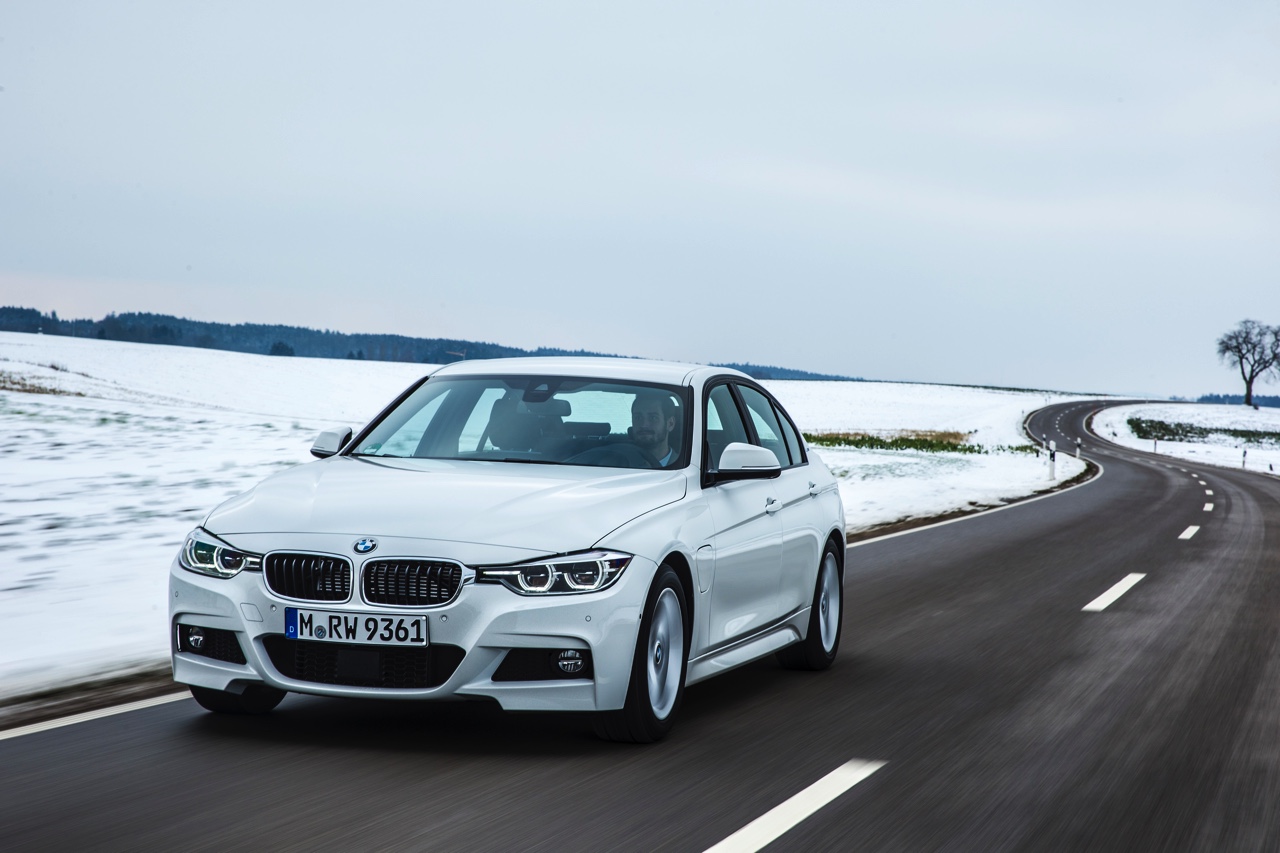 Autotest BMW 330e, de 3 Serie plug-in hybride met 15% bijtelling voor de zakelijke rijder. Een sterk aanbod dankzij zijn goede prijs. In deze rijtest vertellen we waarom de 330 plug-in hybride OK is.