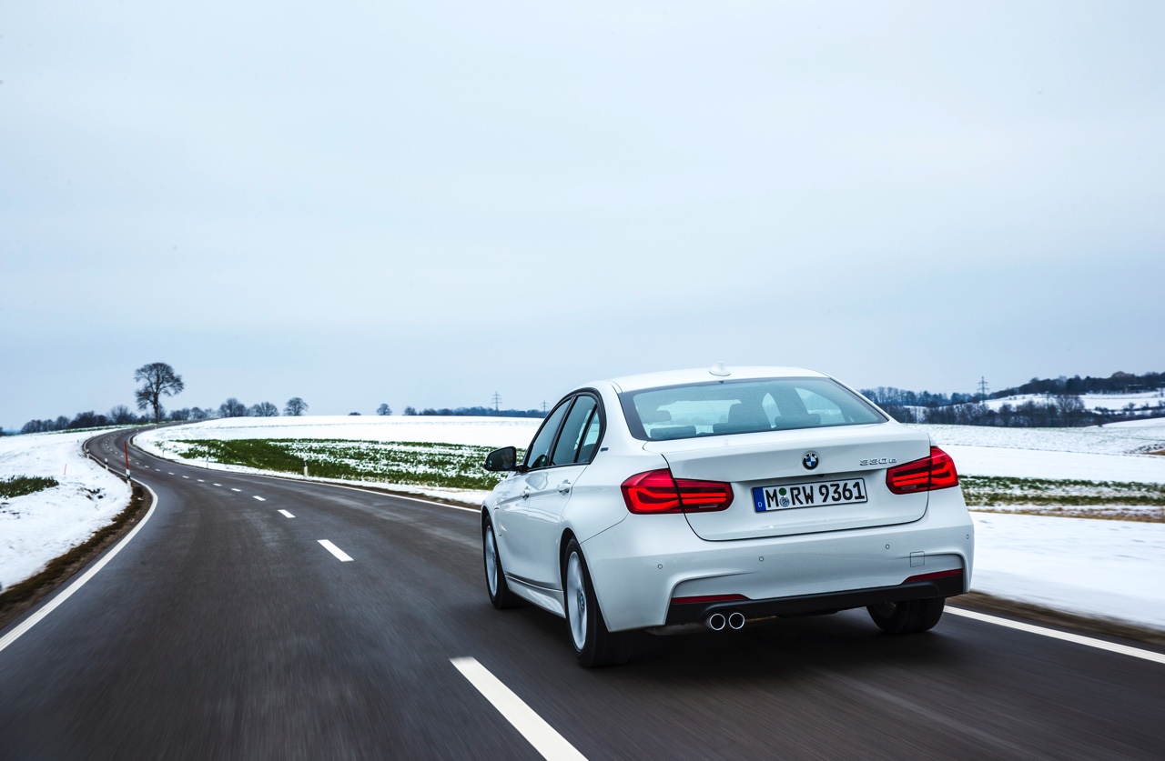 Autotest BMW 330e, de 3 Serie plug-in hybride met 15% bijtelling voor de zakelijke rijder. Een sterk aanbod dankzij zijn goede prijs. In deze rijtest vertellen we waarom de 330 plug-in hybride OK is.