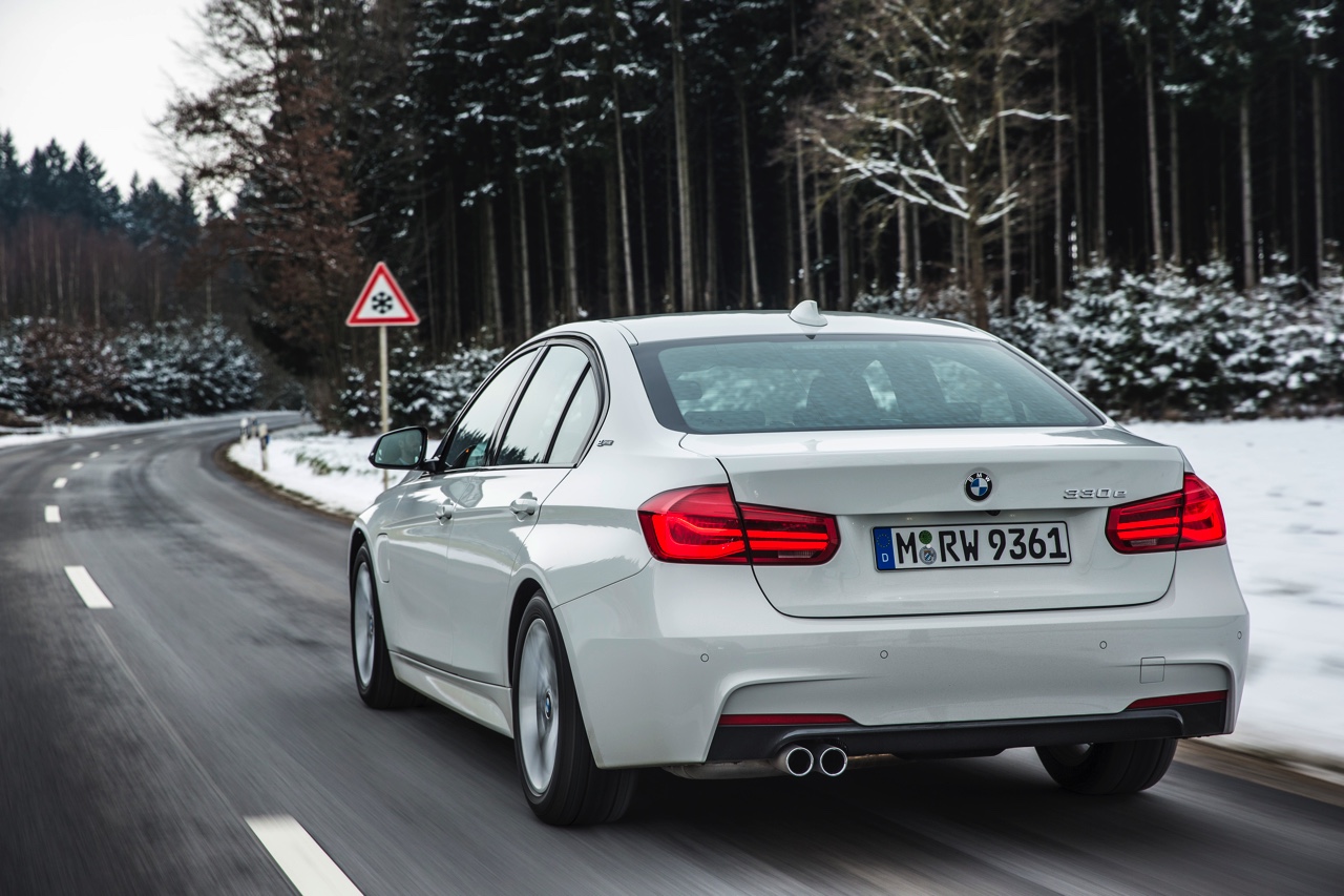 Autotest BMW 330e, de 3 Serie plug-in hybride met 15% bijtelling voor de zakelijke rijder. Een sterk aanbod dankzij zijn goede prijs. In deze rijtest vertellen we waarom de 330 plug-in hybride OK is.