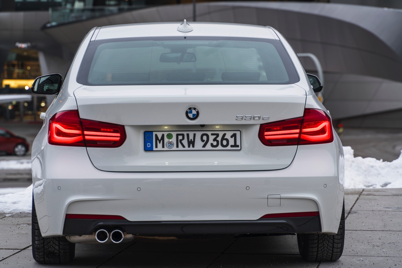 Autotest BMW 330e, de 3 Serie plug-in hybride met 15% bijtelling voor de zakelijke rijder. Een sterk aanbod dankzij zijn goede prijs. In deze rijtest vertellen we waarom de 330 plug-in hybride OK is.