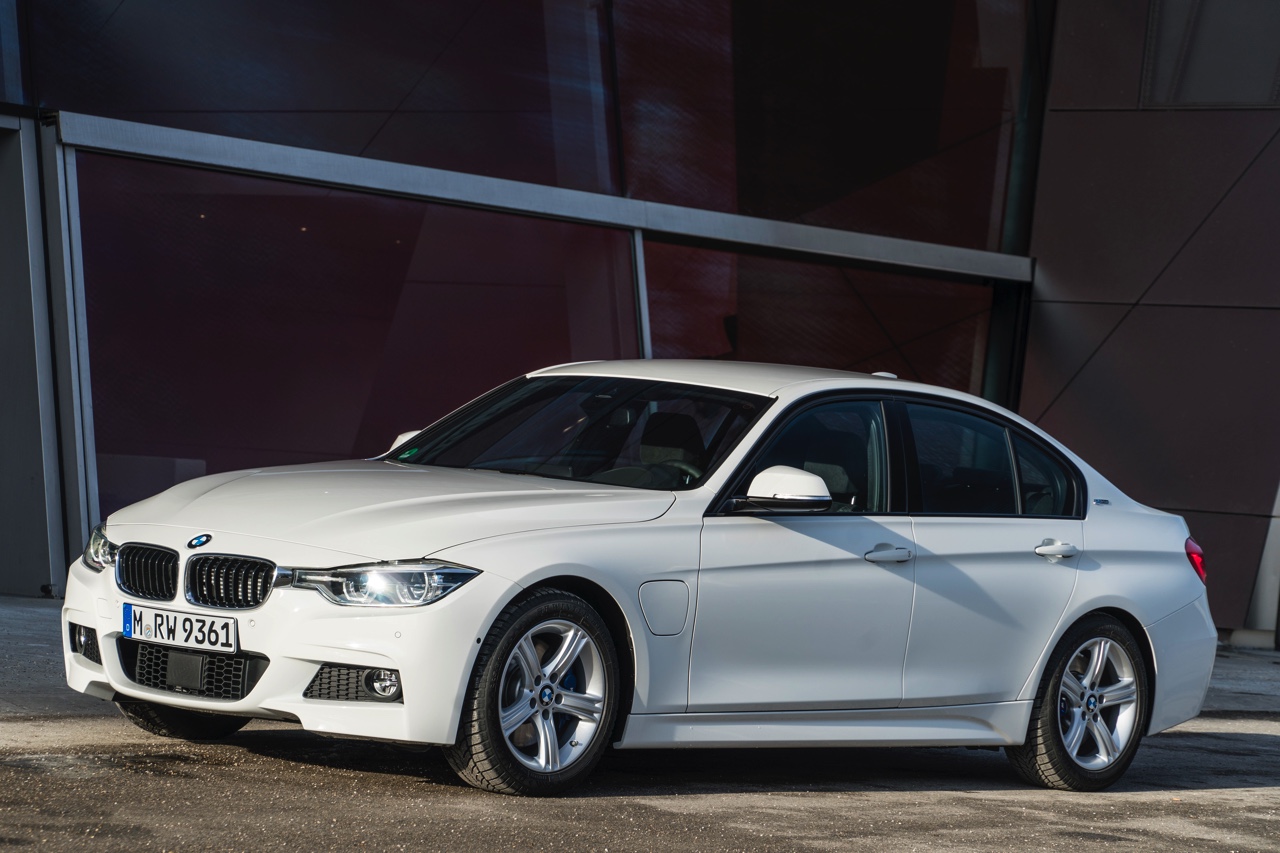 Autotest BMW 330e, de 3 Serie plug-in hybride met 15% bijtelling voor de zakelijke rijder. Een sterk aanbod dankzij zijn goede prijs. In deze rijtest vertellen we waarom de 330 plug-in hybride OK is.